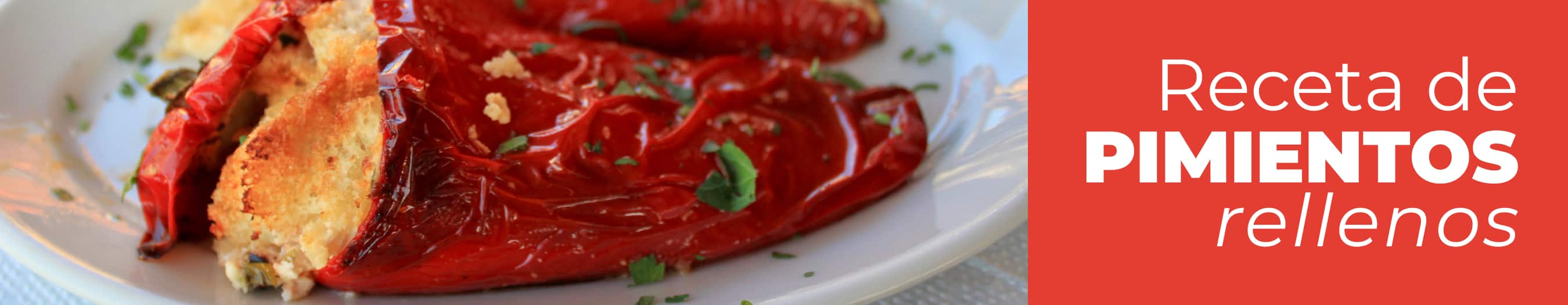 Plato de pimientos del piquillo rellenos de bacalao terminados y calientes, bañados en una suave salsa y decorados con una hojita de perejil fresco.